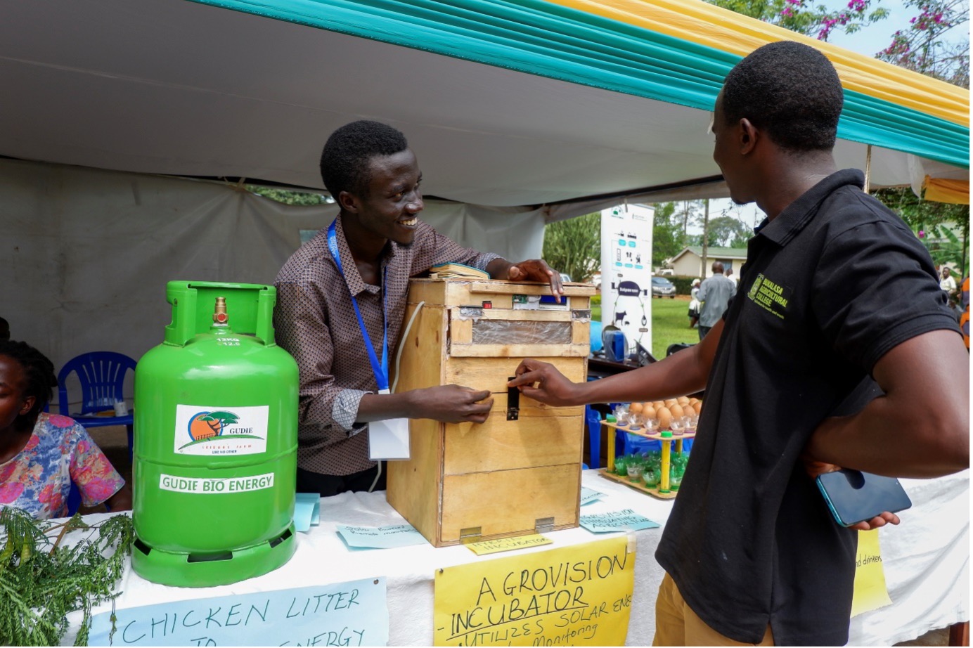 lal Jerome explains how the Agro Vision Incubator a 10-eggs capacity prototype works during the national multi-stakeholder coordination meeting.